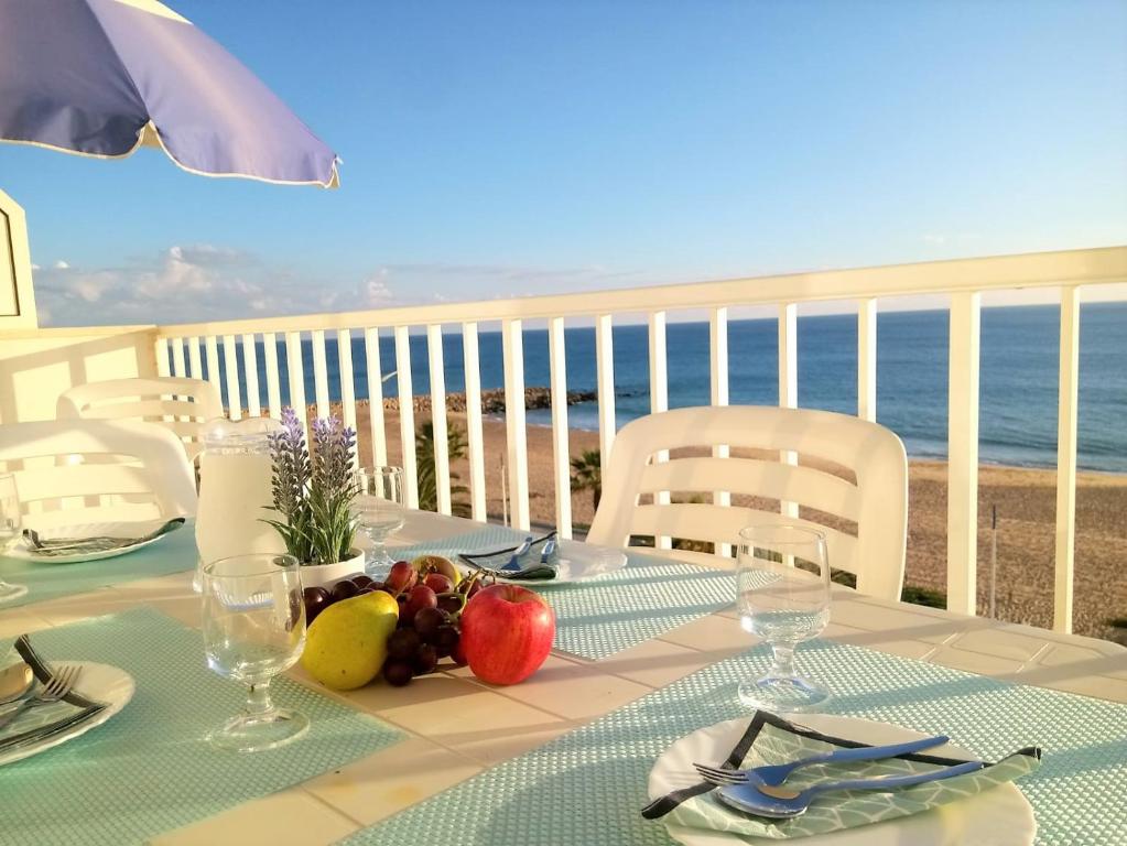 クアルテイラにあるMamamia AC&Vista Magnificaの海の景色を望むバルコニー(テーブル付)