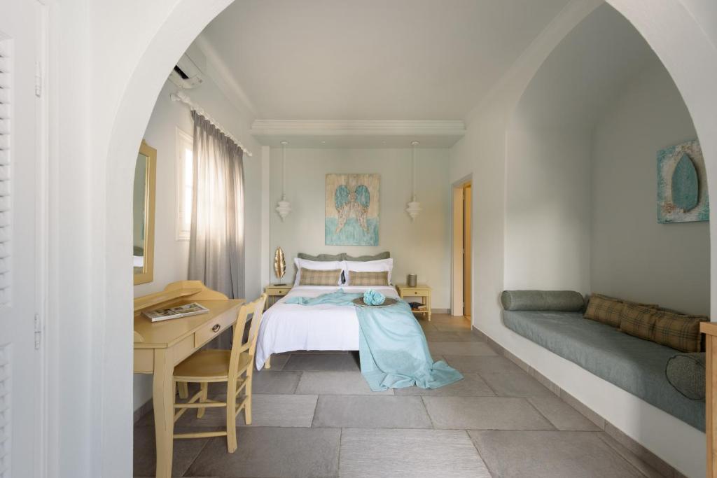 Rúm í herbergi á Ocean Bay Suites