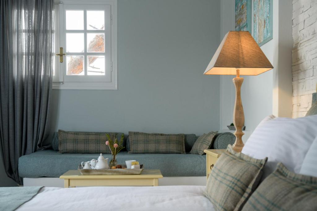 Rúm í herbergi á Ocean Bay Suites