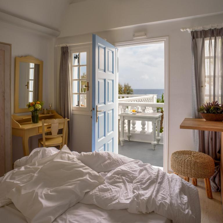 Rúm í herbergi á Ocean Bay Suites
