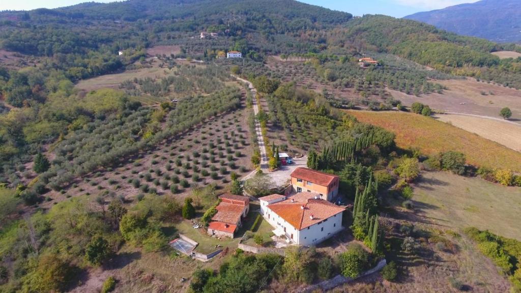 Vue aérienne d'une maison sur une colline dans l'établissement I Granai, à Pontassieve