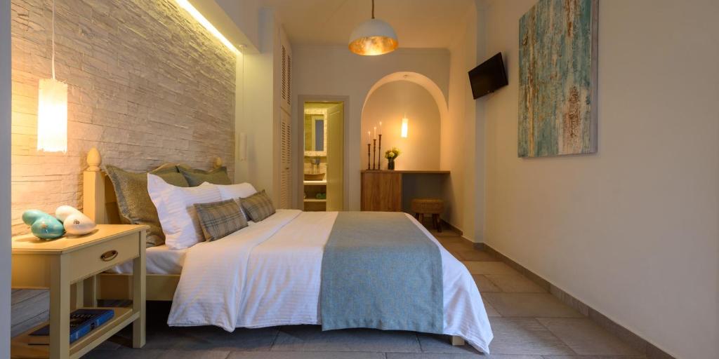 Rúm í herbergi á Ocean Bay Suites
