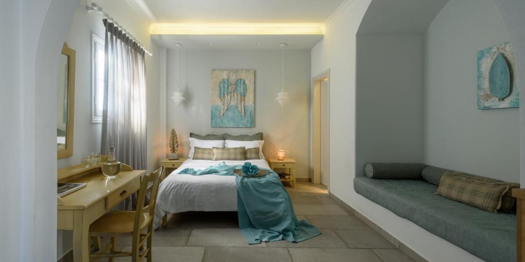 Rúm í herbergi á Ocean Bay Suites