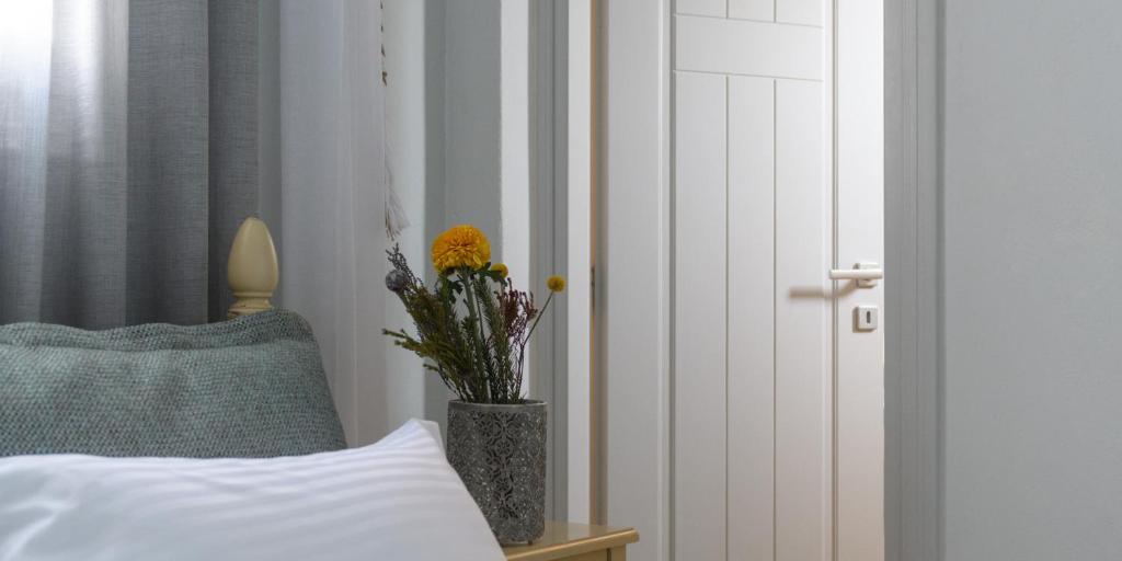 Rúm í herbergi á Ocean Bay Suites