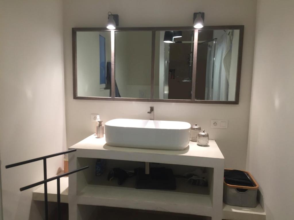 a bathroom with a white sink and a mirror at Serendip in Avignon