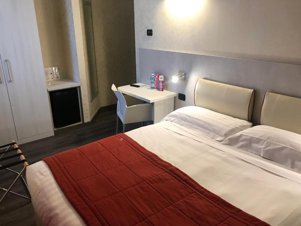Postel nebo postele na pokoji v ubytování Bis Hotel Varese