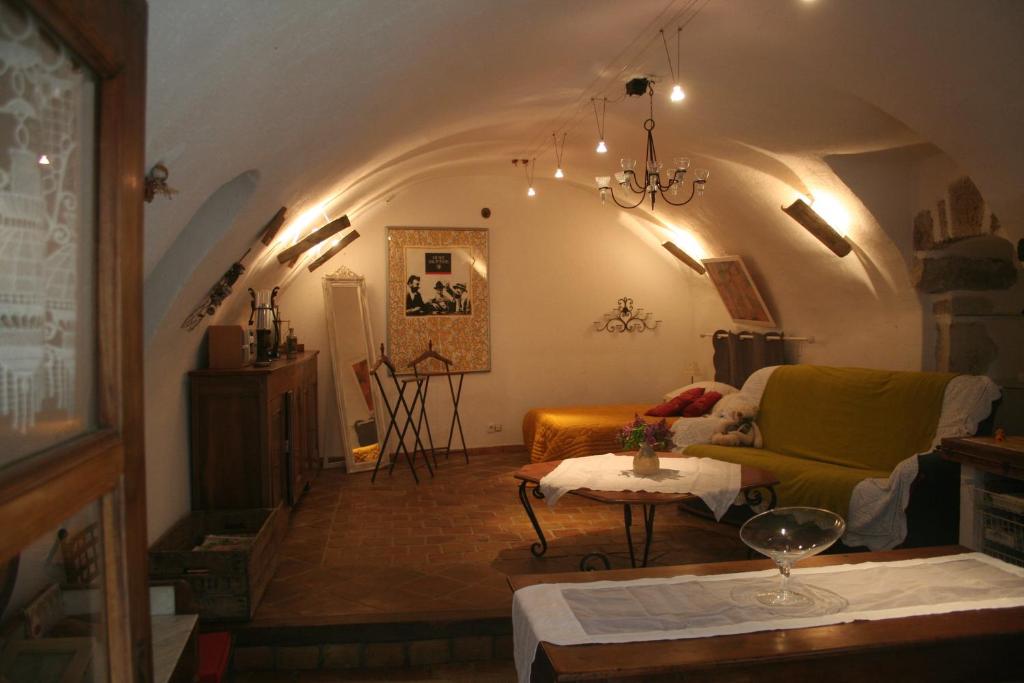 sala de estar con sofá y mesa en Chambre d'hôtes La Romarine, en Barnave