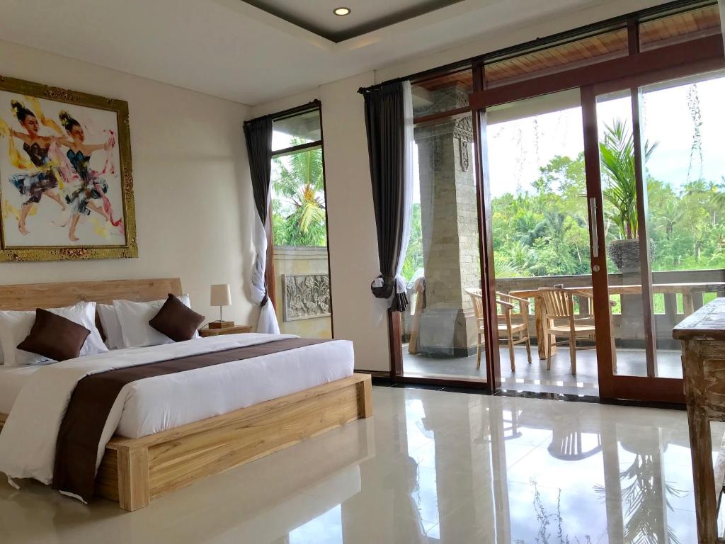 Postel nebo postele na pokoji v ubytování Ubud Paras Villa