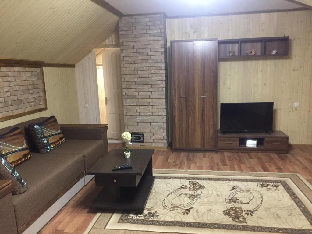 Televiisor ja/või meelelahutuskeskus majutusasutuses Guest House U Myrona