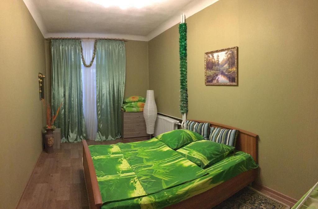 ウファにある"Для семьи"со шлакбаумомのベッドルーム1室(緑のシーツが敷かれたベッド1台、窓付)