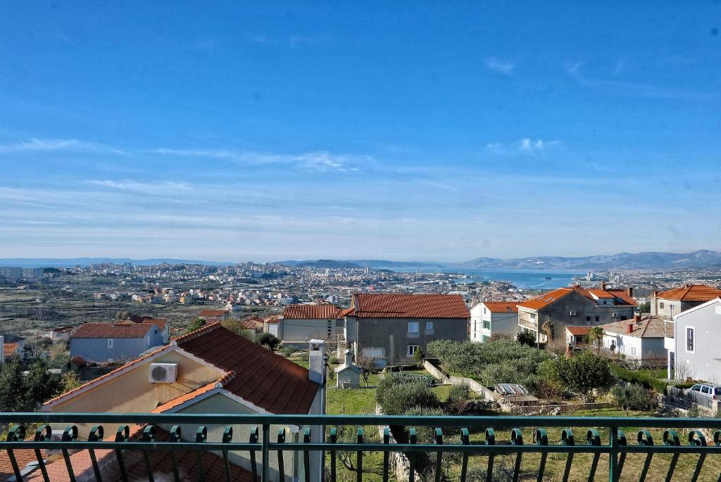 ein Blick auf eine Stadt vom Balkon eines Hauses in der Unterkunft Stone Villa Rea in Mravince