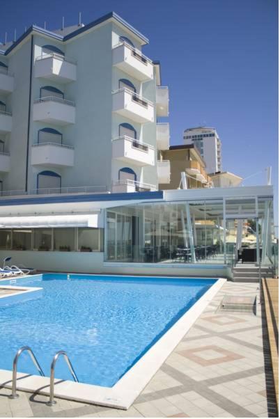 Bazén v ubytování Aparthotel Royal nebo v jeho okolí