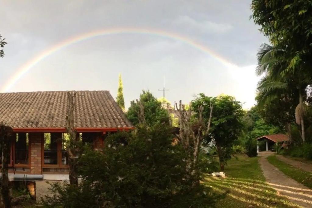 Un arc-en-ciel au-dessus d'une maison dans l'établissement Toca da Capuava, à Cotia