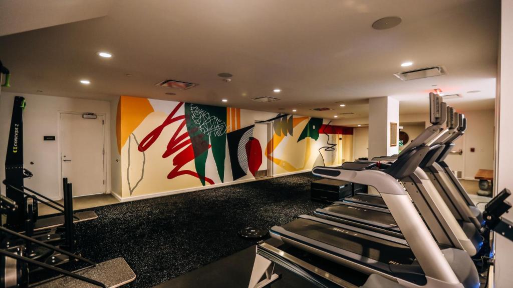 Fitness centrum a/nebo fitness zařízení v ubytování The LINE Hotel DC