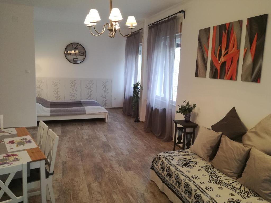 sala de estar con sofá y mesa en Budapest Center Apartment, en Budapest