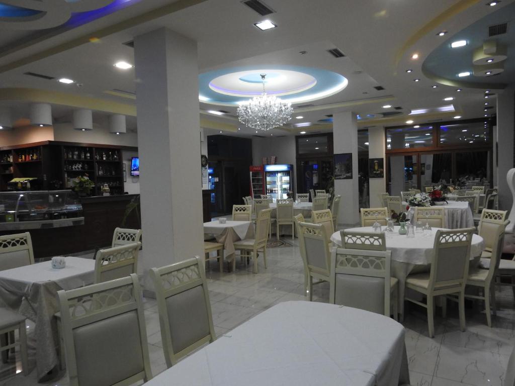 Restaurace v ubytování Hotel 3 Vellezerit