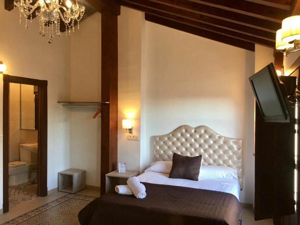 A bed or beds in a room at Casa Mirador Alhambra