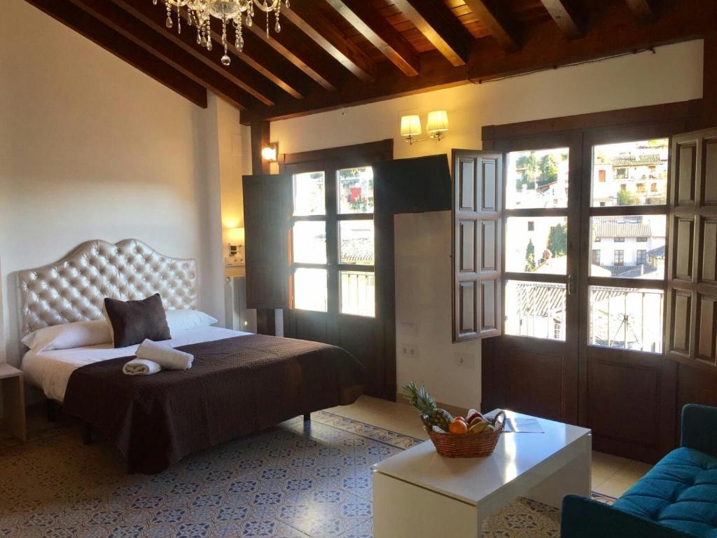 A bed or beds in a room at Casa Mirador Alhambra