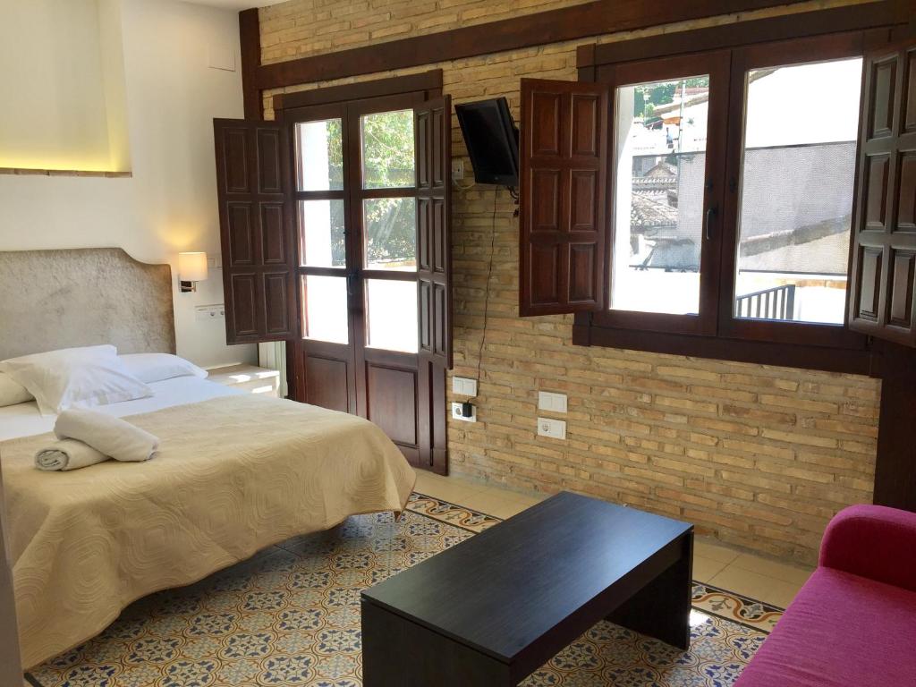 A bed or beds in a room at Casa Mirador Alhambra