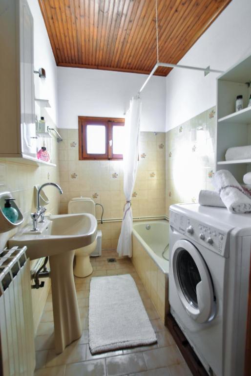 A bathroom at La Nonna Efrosini