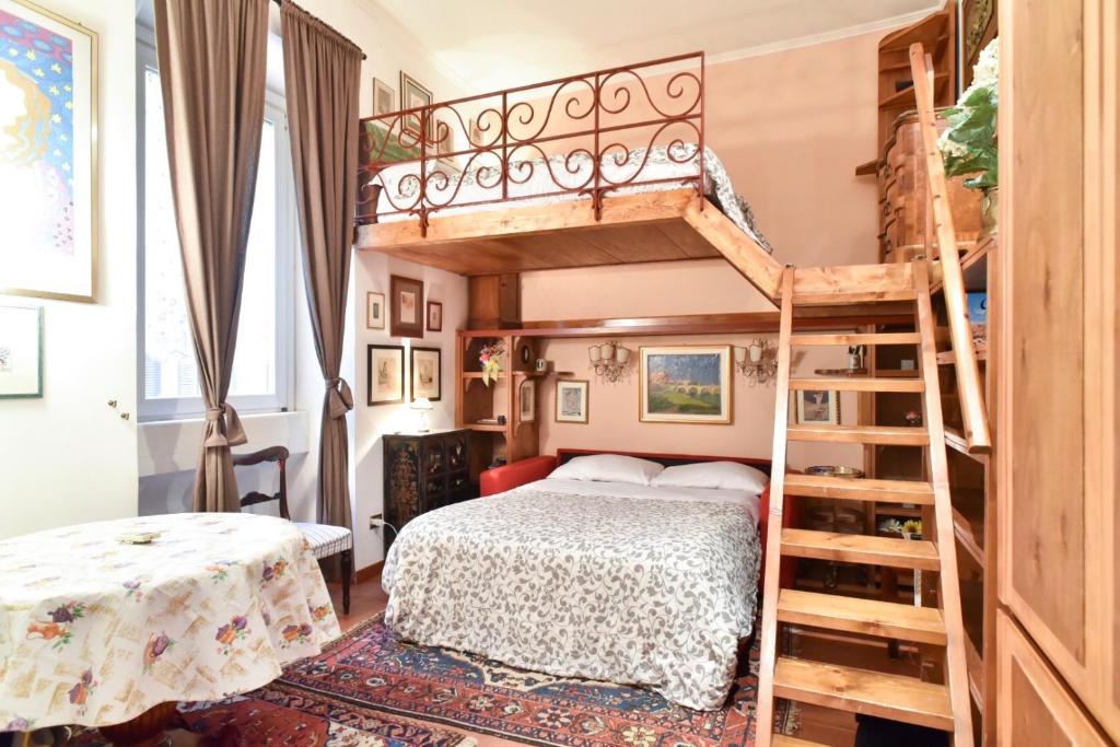 una camera con letto a castello e una scala di Magenta Collection Del Grande 21 a Roma