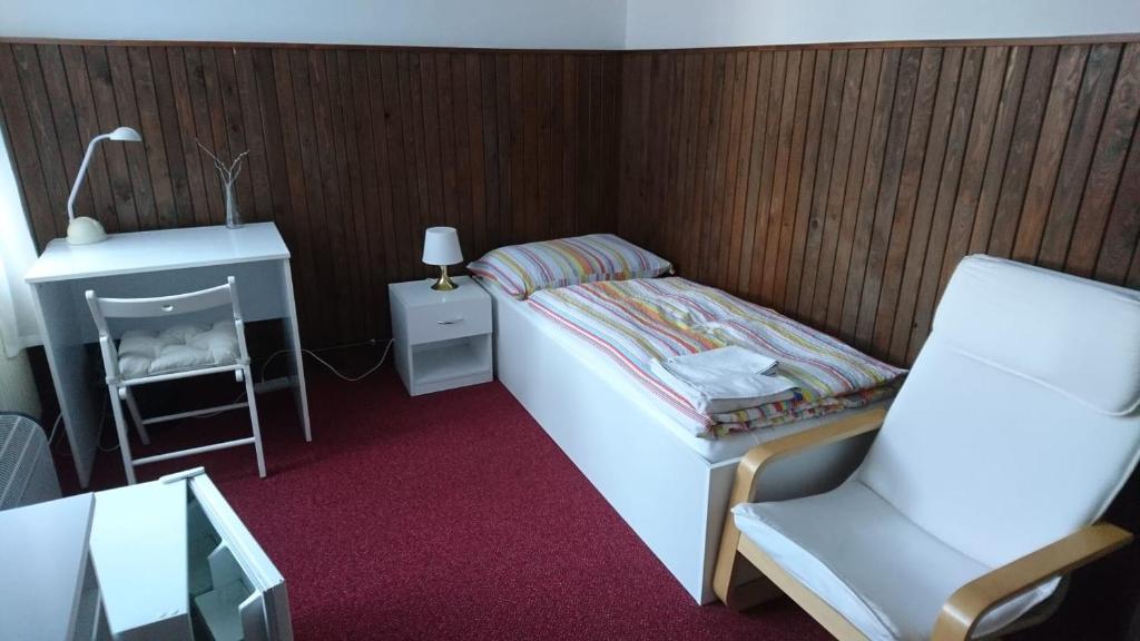 Un pat sau paturi într-o cameră la Hotel Šrejber