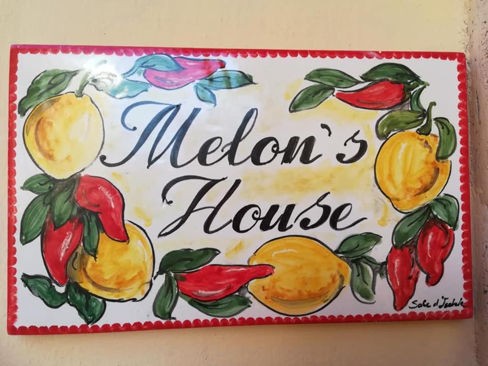 un panneau pour une maison de melon avec des fruits et des légumes dans l'établissement Melon's House, à Torre del Lago Puccini