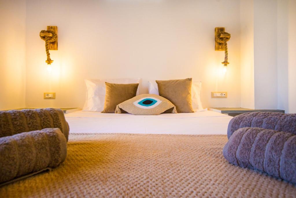 um quarto com uma cama com uma almofada para os olhos em Pitropos Garden em Archangelos