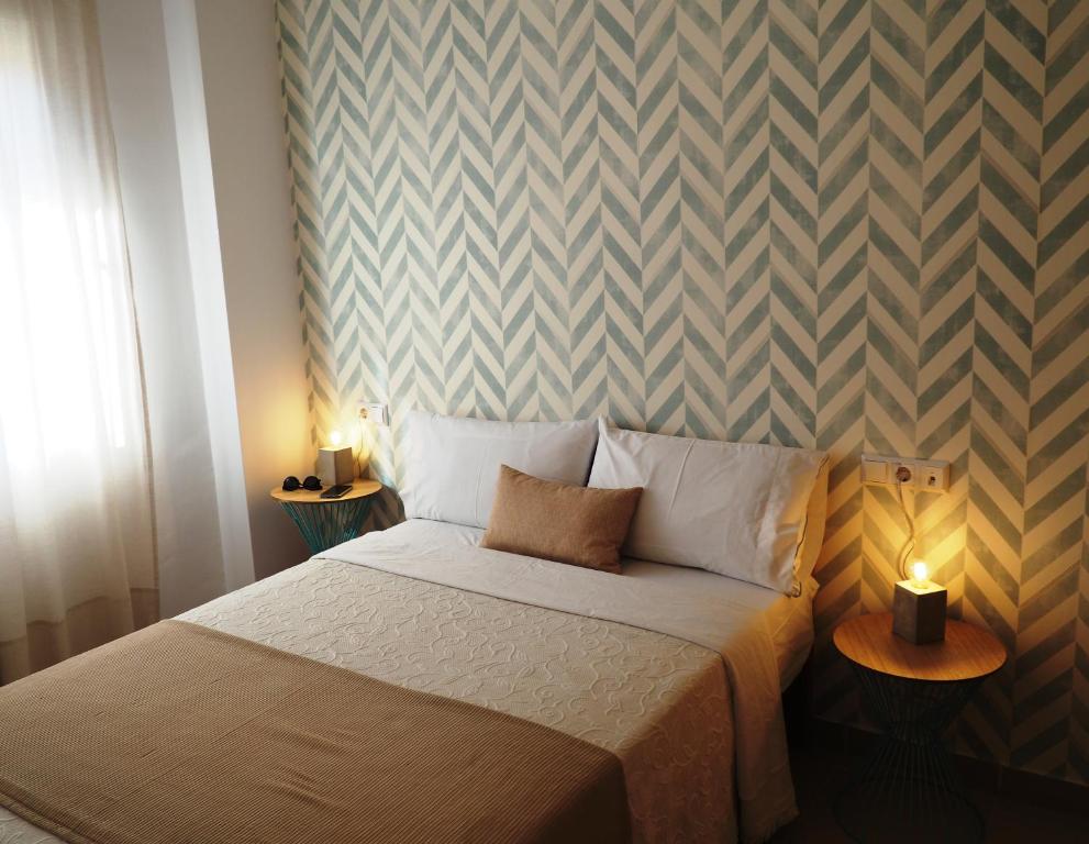 ein Schlafzimmer mit einem Bett und zwei Nachttischen in der Unterkunft Los Boliches wifi 300 m playa beach in Fuengirola