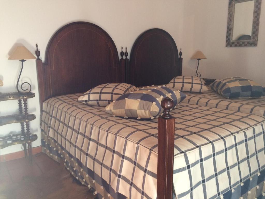 2 camas en un dormitorio con 2 almohadas en Quarto em Monte Alentejano perto do Cercal, en Cercal