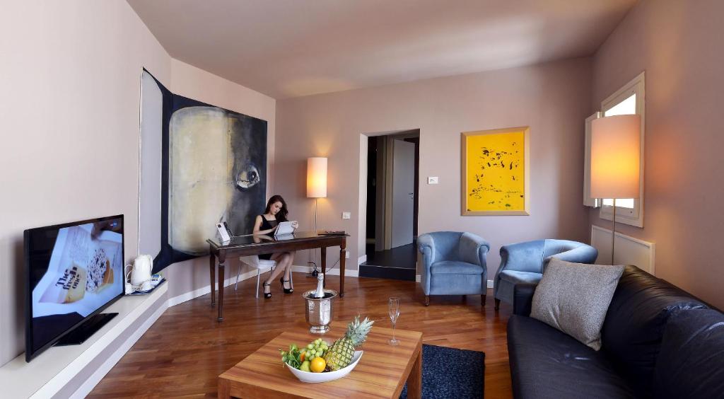TV a/nebo společenská místnost v ubytování Hotel Ferrara