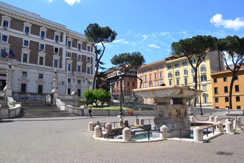 una fuente en una plaza en una ciudad con edificios en Residenza Dei Principi, en Roma