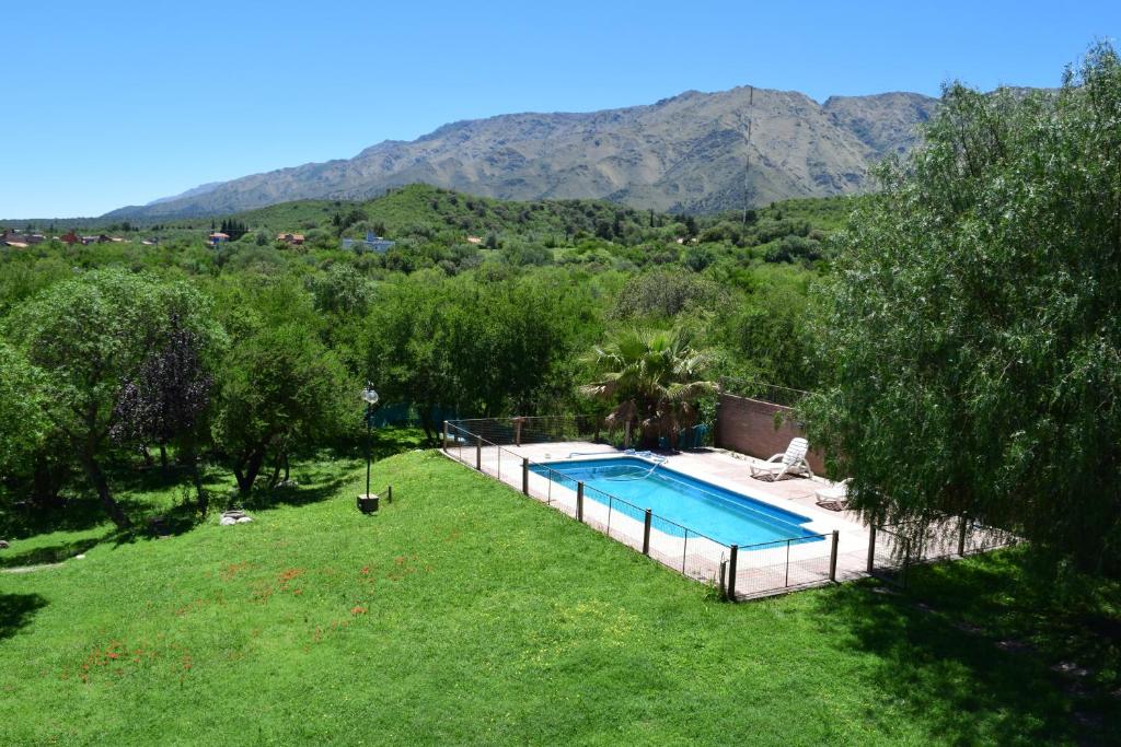 una piscina en un patio con montañas al fondo en Chalets Andalgala en Merlo