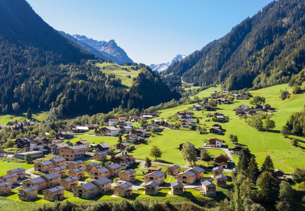 uma vista aérea de uma aldeia nas montanhas em Chalet-Resort Montafon em Sankt Gallenkirch