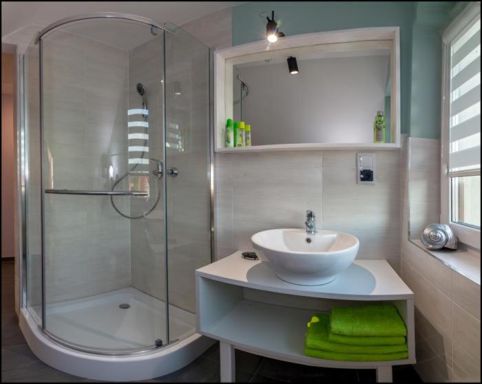 Willa AXLA z werandą ogrodem i parkingiem - 10