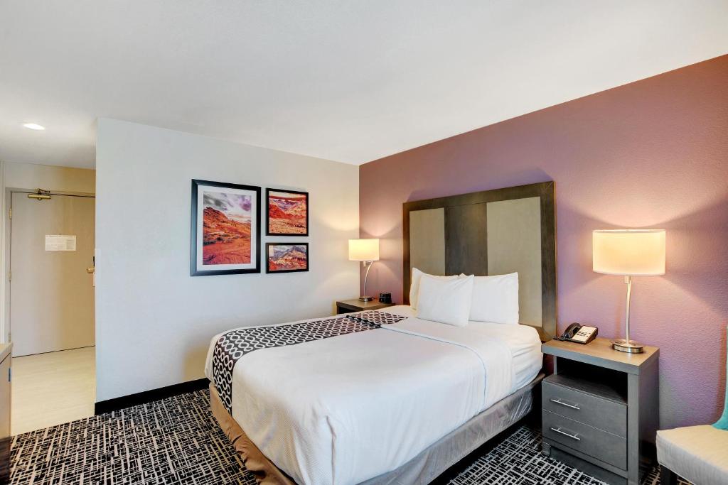 La Quinta Inn & Suites by Wyndham Las Vegas Nellis - Deluxe Queen Room