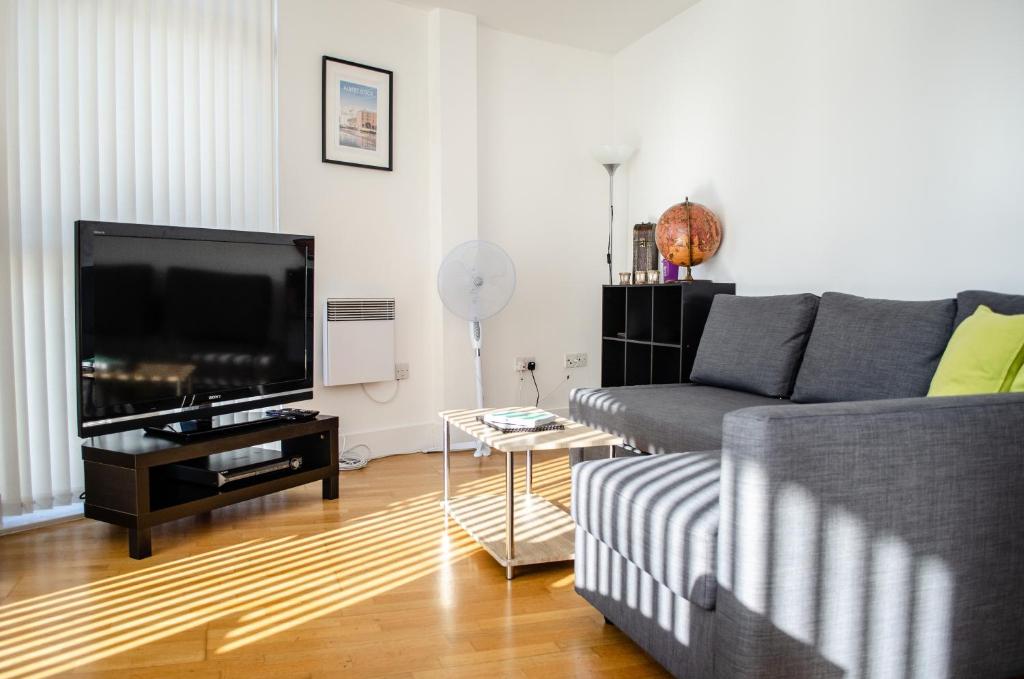Serviced Apartment In Liverpool City Centre - Free Parking - 76 Henry St by Happy Days - Apt 22