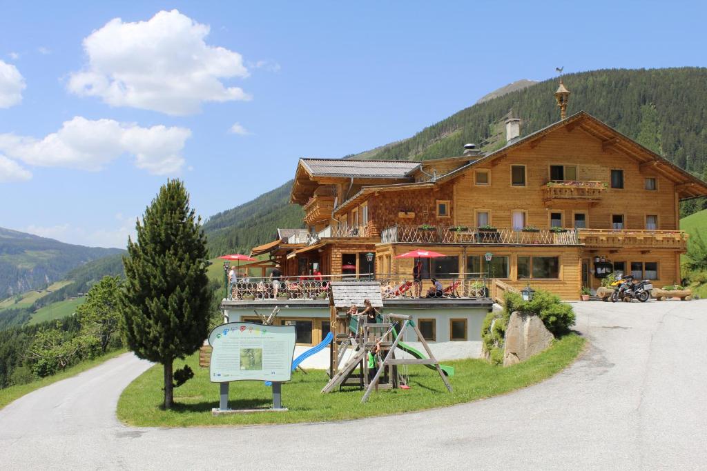 Nespecifikovaný výhled na hory nebo výhled na hory při pohledu z hotelu