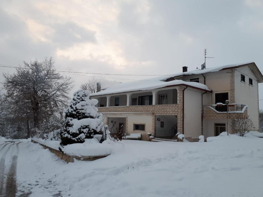une maison avec de la neige sur le toit dans l'établissement B&B da nonna Vincenza, à Vinchiaturo