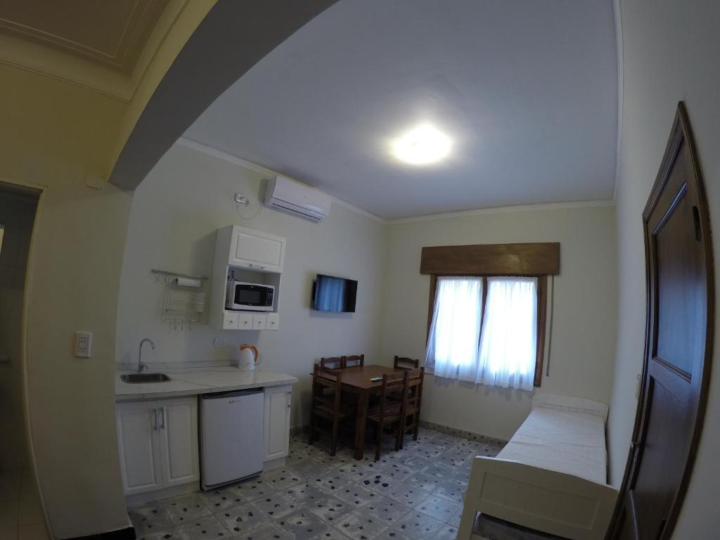 cocina con fregadero y mesa en una habitación en Apartamento San Martin en Salta