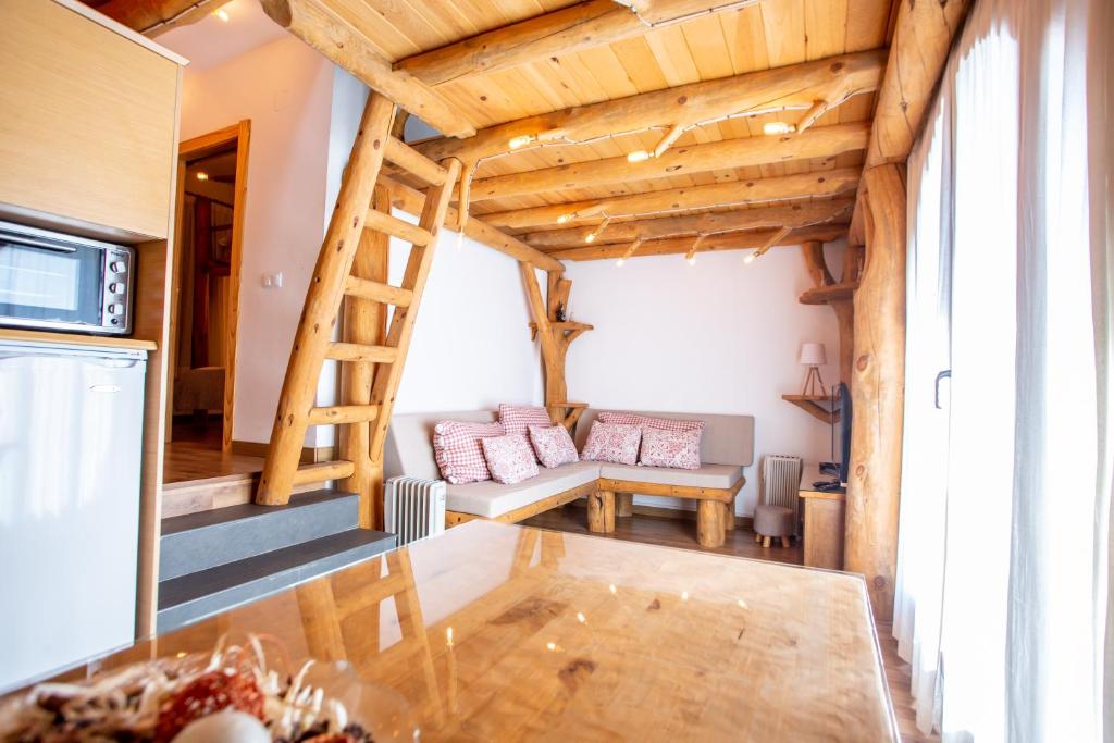 a living room with wooden ceilings and a table at Nieve in Sierra Nevada