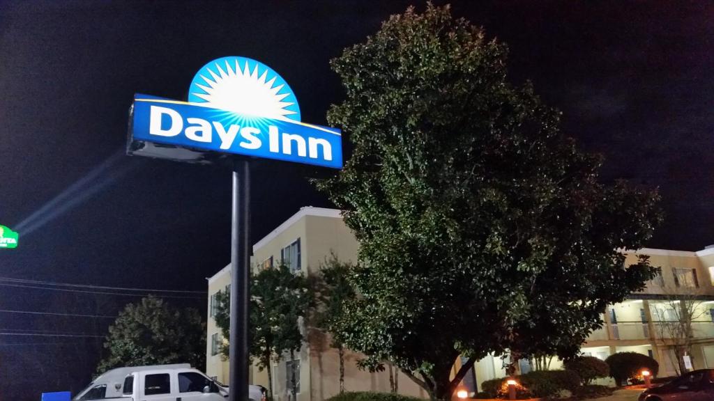 a blue days inn sign in front of a building at Days Inn by Wyndham Chattanooga/Hamilton Place in Chattanooga