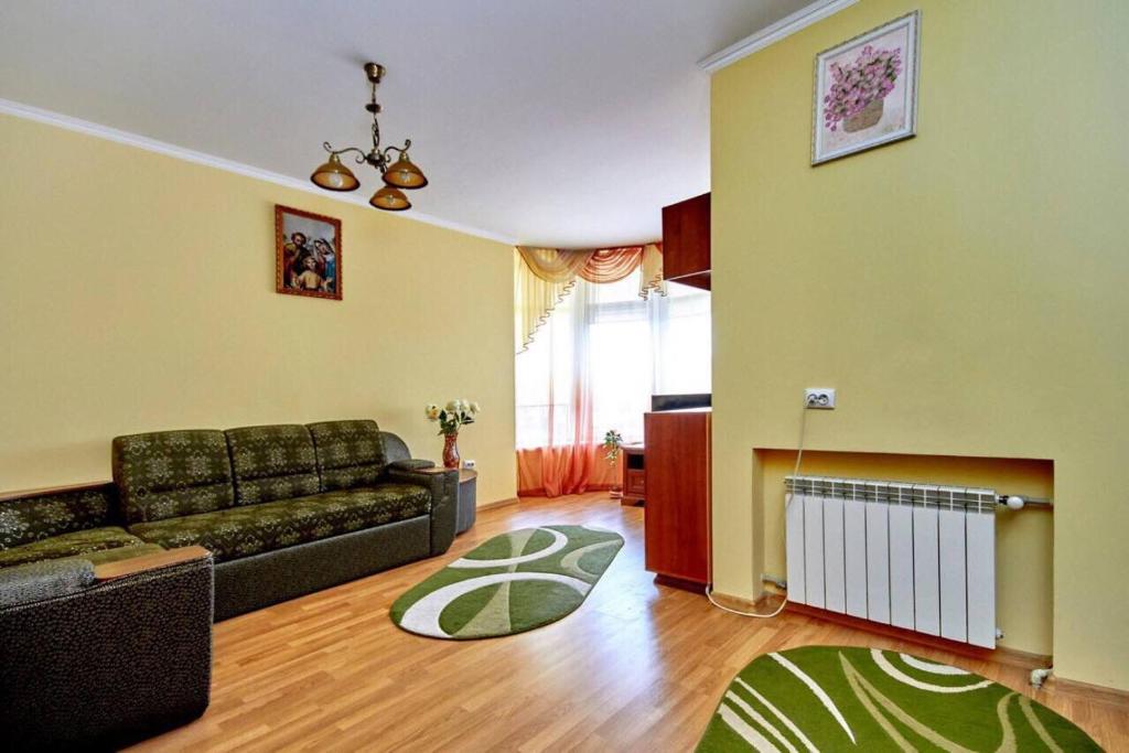Ein Sitzbereich in der Unterkunft Apartment Solomia Krushelnicka 8