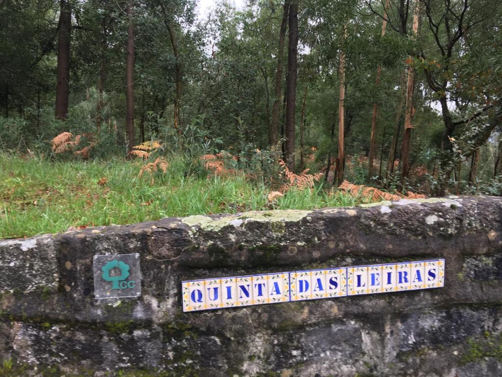 una señal en el costado de una pared de piedra en Quinta das Leiras en Santo Tirso