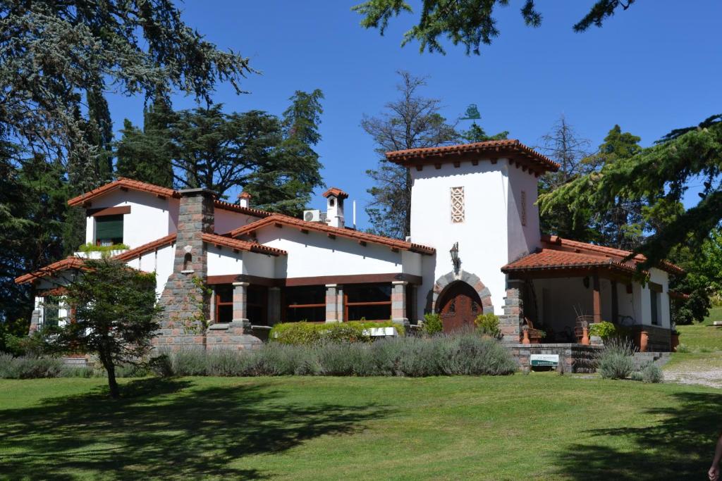 un gran edificio blanco con una torre en Ca´Montana Hostal Boutique en La Falda