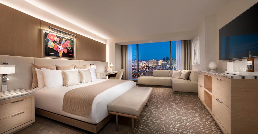Un dormitorio con una cama grande y una sala de estar. en Palms Casino Resort, en Las Vegas