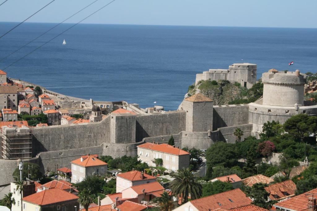 een uitzicht op een stad met een kasteel bij Studio Ogresta in Dubrovnik