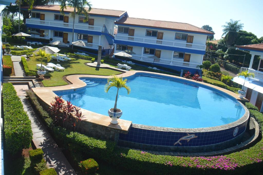 una vista aérea de una piscina en un complejo en Hotel Grosseto Palma Real, en Loma