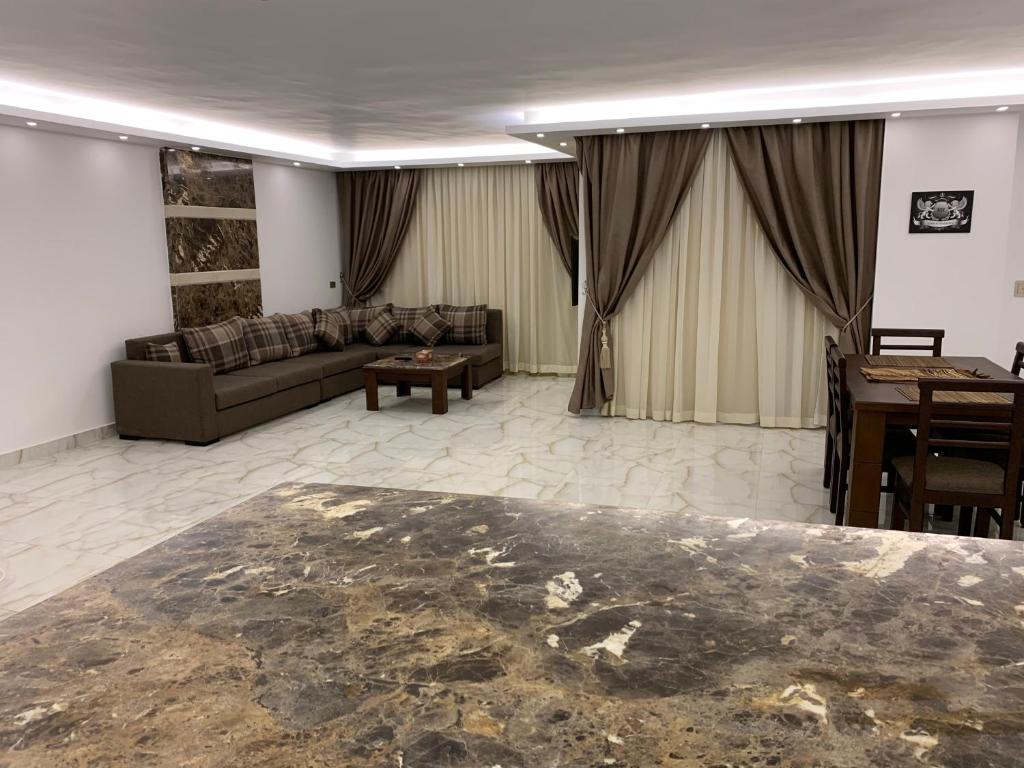 sala de estar con sofá y mesa en Le Royal Residence 3, en El Cairo