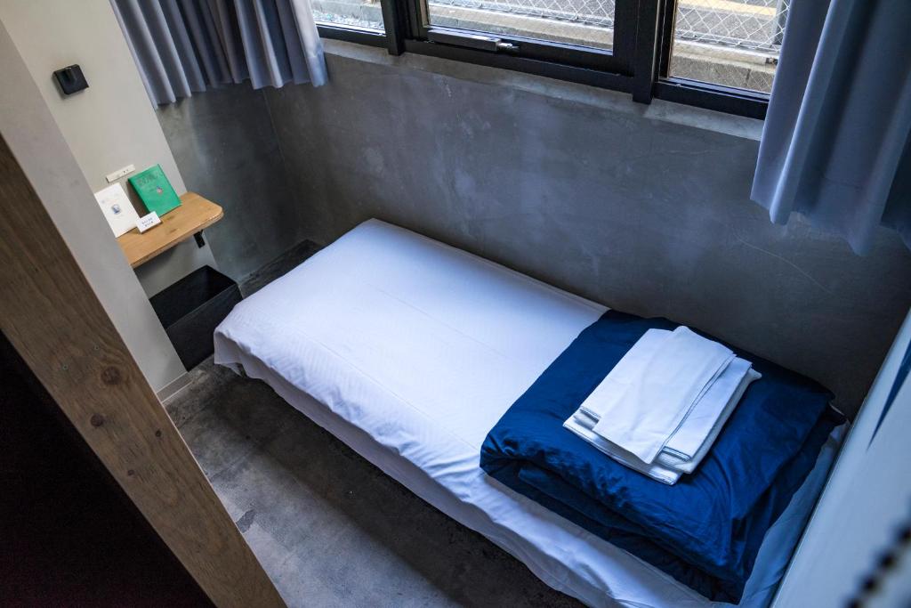 Postel nebo postele na pokoji v ubytování Busoan Library & Hostel